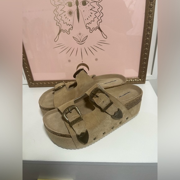 Rule Breaker Goes West Flatform Sandals - Picture 3 of 8